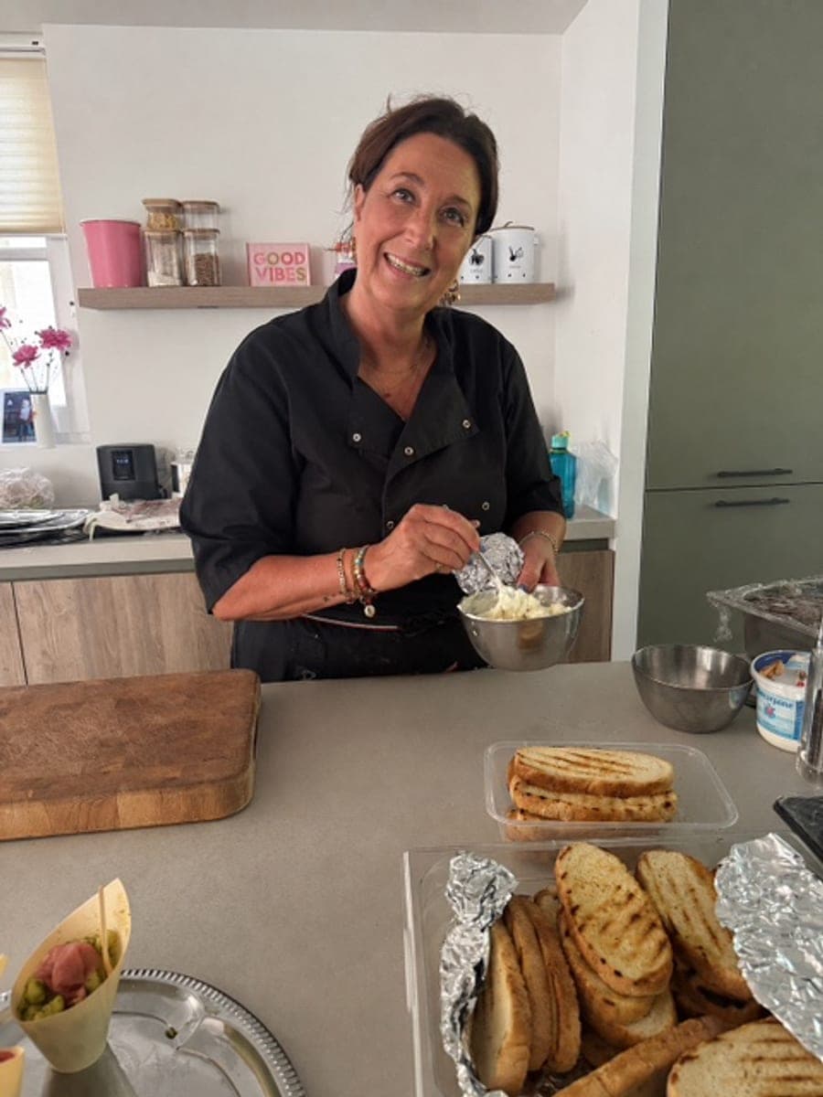 Anouk in koksbuis, lachend aan het werk in de keuken